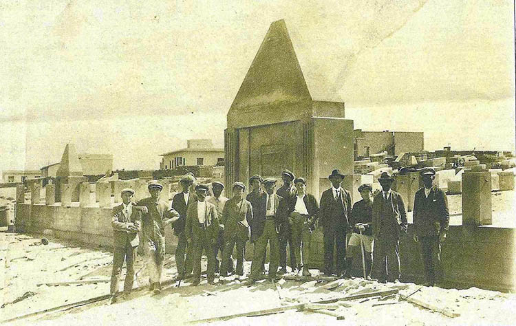 המצבה המשותפת שהוקמה לחללי פרעות מאי 1921 ביפו, בבית הקברות טרומפלדור